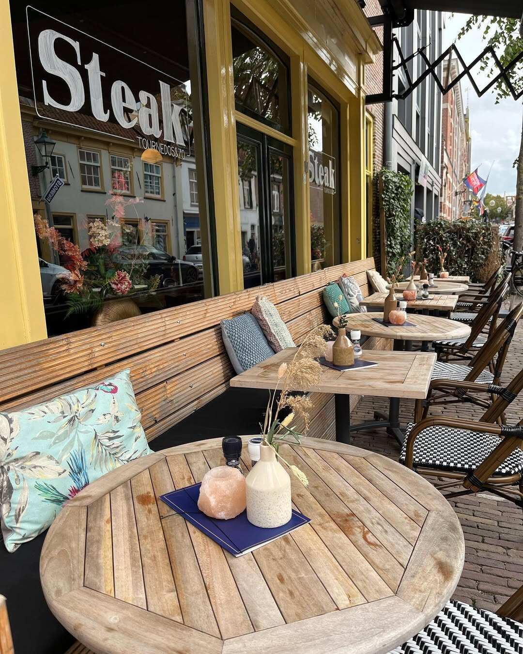 Buitenterras met gedekte tafels bij Steak in Alkmaar